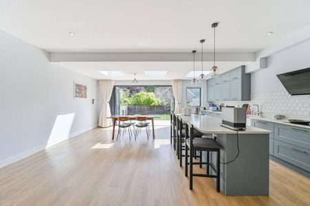 4 bedroom end of terrace house to rent - Photo 3