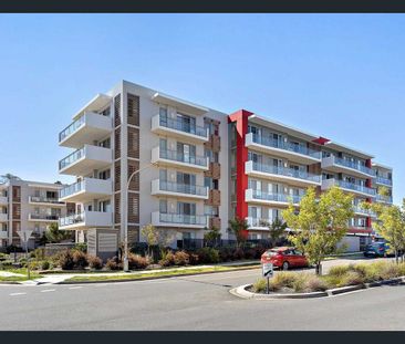 Luxurious Top-Floor Apartment with Unmatched Style and Convenience - Photo 2