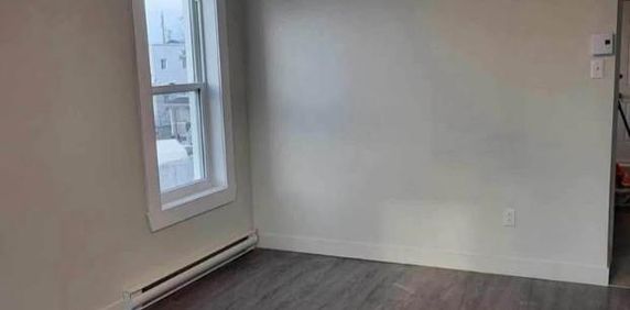 Beau 2 1/2, style Studio, plein centre de Valleyfield, à 2 pas du Cégep et Hôpital, libre maintenant ! - Photo 2