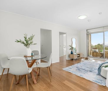 Light Filled & Renovated with Shimmering City Skyline & Harbour Views - Photo 5