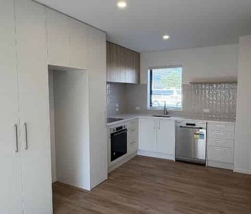 Modern, low maintenance 2 bedroom townhouse - Photo 2