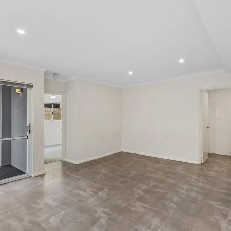 Stylish Ground-Floor Apartment with Private Courtyard in a Prime Location - Photo 5