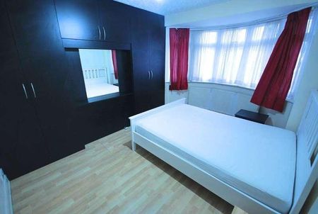 Devon Close, Perivale, Greenford, UB6 - Photo 2