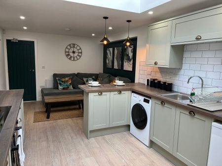 Augustus Road Room 4 - Photo 3