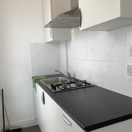 Self contained studio flat close to ilford station- £1200 pcm - Photo 3