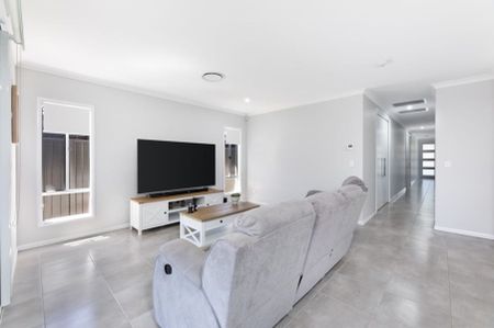 3 bedrooms | 2 bathrooms | Single Garage | Solar Power - Photo 5