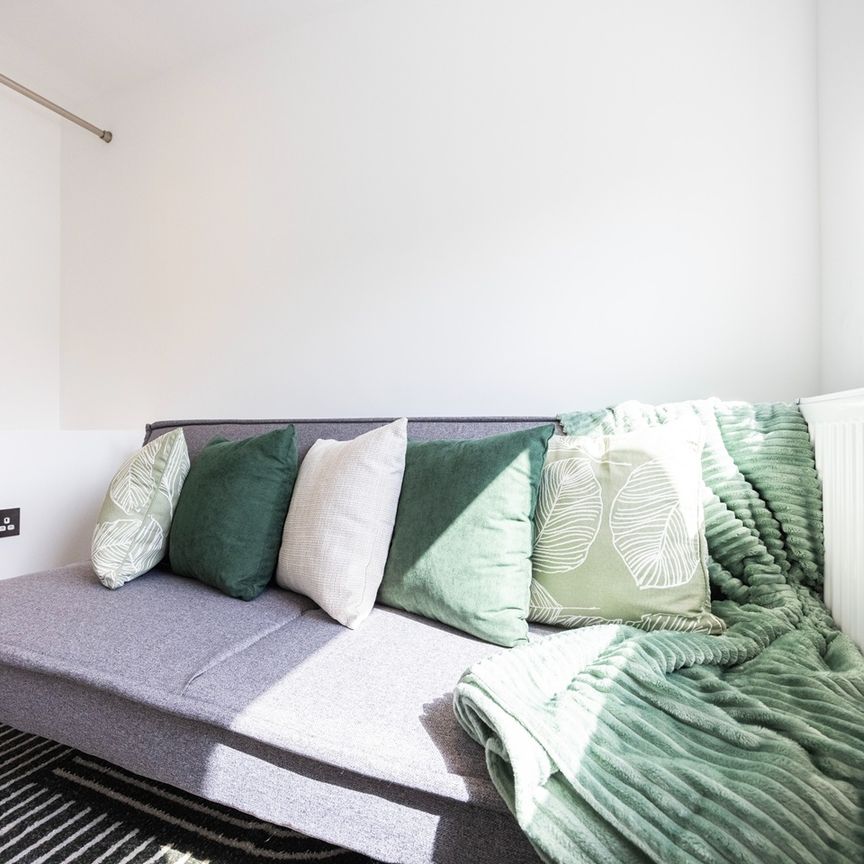 3 Bed Flat, Devonport Road, W12 - Photo 1