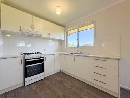 Freshly Renovated Family Home in a Quiet Cul-de-Sac - Photo 5