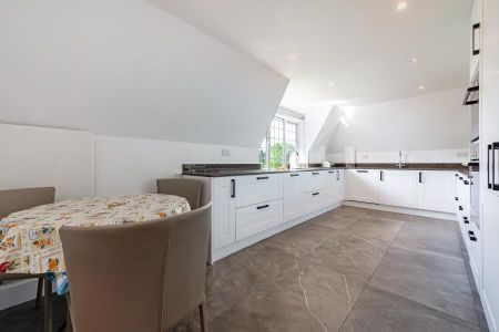 3 Bedroom Apartment To Let - Photo 3