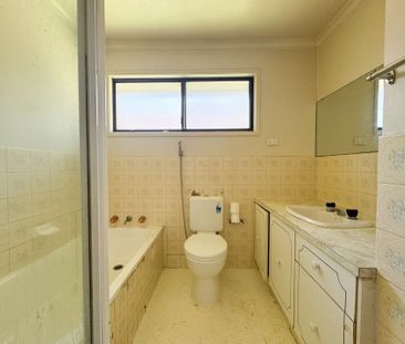Bright & Spacious 3-Bedroom Townhouse in Prime Location - Photo 5