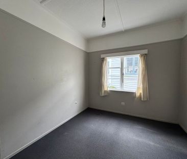 Sunny 3 bedroom Apartment in Mt Vic - Photo 6