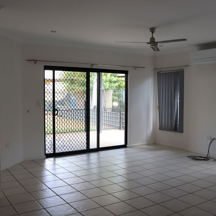 ELEGANT THREE BEDROOM FAMILY HOME - Photo 1