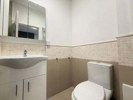 1 bedroom in a house share to rent - Photo 5