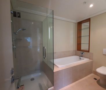 Cosy Viaduct Apartment with Carpark - Photo 4