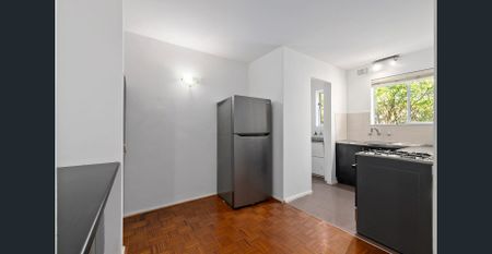 Comfortable Two-Bedroom Apartment with Parking - Photo 2