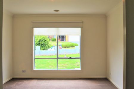 SPACIOUS FAMILY HOME!! - Photo 2