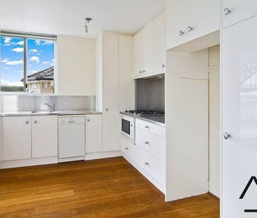 Two bedroom apartment with wonderful Harbour Bridge views - Photo 2