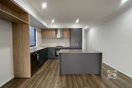 SUBURBAN CONVENIENCE MEETS CITY STYLE - Photo 4