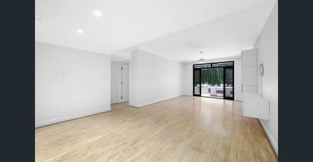 Stylish one-bedroom with private courtyard - Photo 3