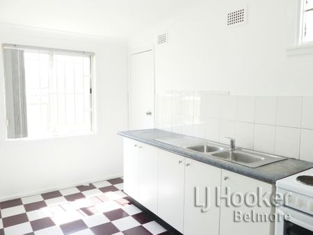 Spacious one bedroom studio with water included in rent! - Photo 3