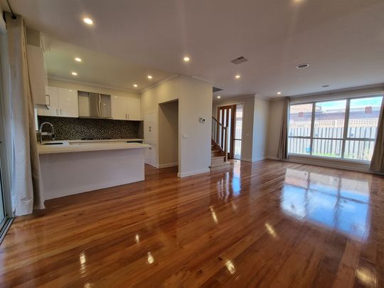 Luxurious Townhouse in Prime Location - Photo 1