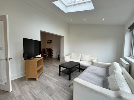 6 Bed Semi-Detached House, Conygre Road, BS34 - Photo 2