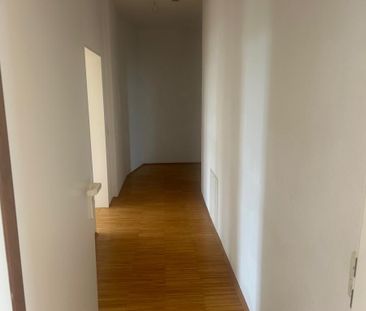 Bezugsfertige Vierraumwohnung mit Balkon, Parkett und Einbauküche, ... - Foto 1