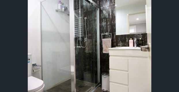 Modern Family Townhouse Offering Space and Convenience - Photo 1