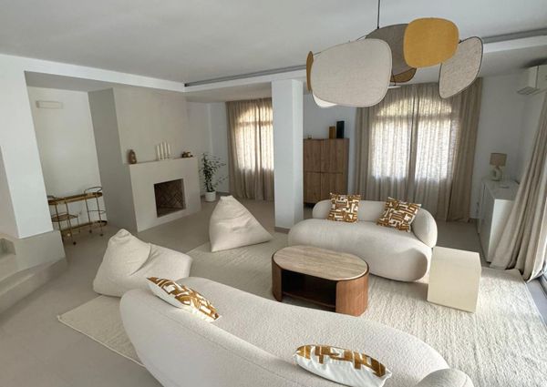 LARGE DETACHED VILLA WITH PRIVATE POOL AND GARDEN