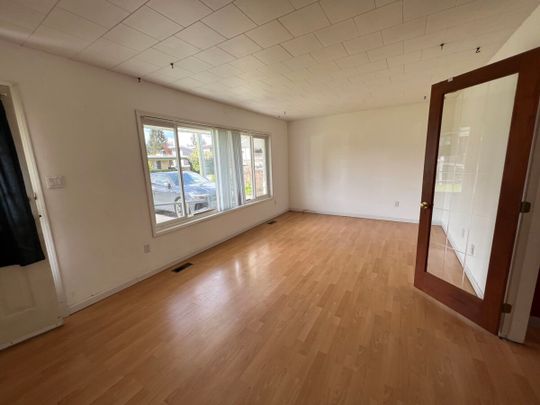 Bright 3 Bedroom Home with Large Shop! - Photo 1