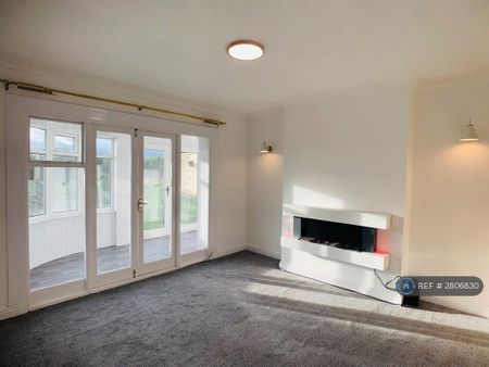 3 bedroom bungalow to rent - Photo 2