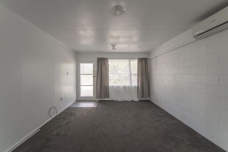 Tidy two bedroom home, close to the hospital - lawns included - Photo 2