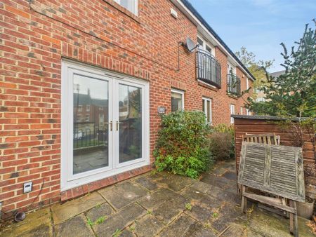 3 bedroom semi-detached house to rent - Photo 2