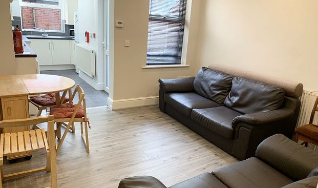 Spacious 5-Bedroom Home with 2 Bathrooms in Central Sheffield - Photo 1