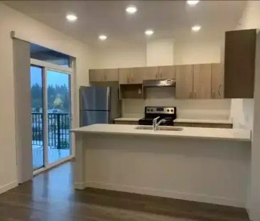 Spacious East-Facing 2 Bed Top Floor Apartment - AVAILABLE JULY 1ST... - Photo 1