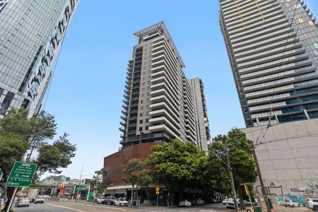 Spacious Two-Bedroom Apartment in Clarendon Towers - Photo 5