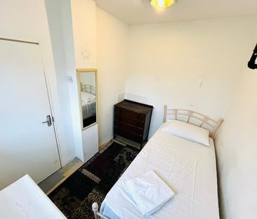 Room in a Shared Flat, Woodland Terrace, SE7 - Photo 1