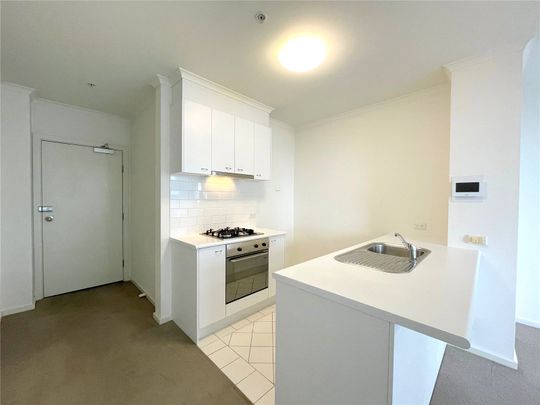 122/79 Whiteman Street - Photo 1