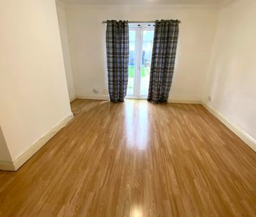 £1,300 PCM, Three Bedroom House with Off-Road Parking and Enclosed ... - Photo 1