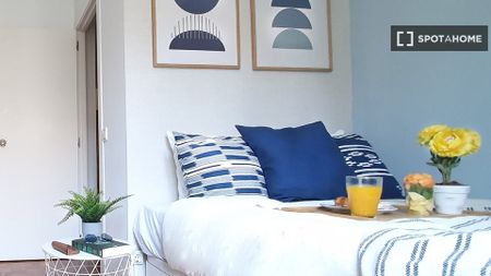 barcelona, Catalonia 08037 - Photo 4