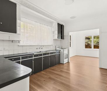 Spacious & Light-Filled Family Home in Leafy Keiraville Location - Photo 2