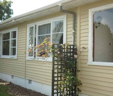 Spacious 5-Bedroom Home with Private, Fully-Fenced Section - Photo 4