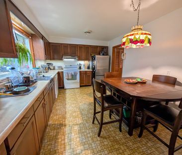 Spacious Fully Detached 4 Bedroom Home in Niagara Falls! - Photo 2