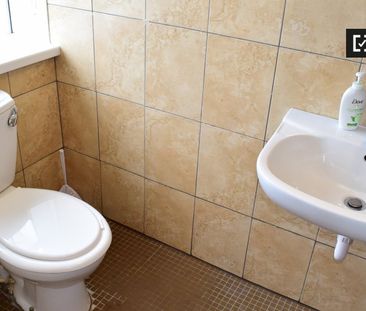 Twin bedroom in 5-bedroom apartment in Clondalkin, Dublin - Photo 3