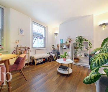 2 Bedroom Apartment, Winnett Street, London, Greater London, W1D - Photo 1