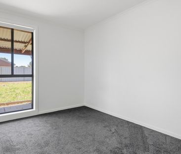 NEWLY UPDATED HOME IN HOPPERS CROSSING - Photo 2