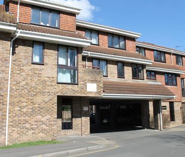 Leacroft, Staines-upon-Thames, Surrey, TW18 4NX - Photo 2