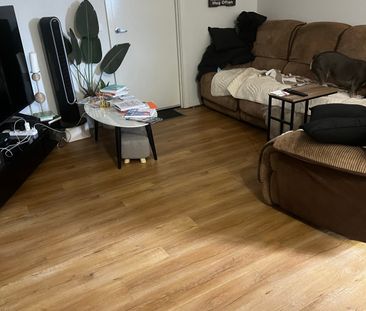 Cobblebank - Photo 1