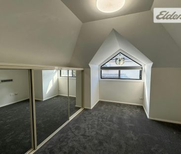 MODERN TOWNHOUSE - Photo 2