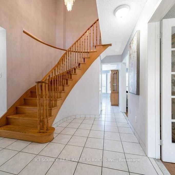 Detached Home For Lease | W8098088 - Photo 1